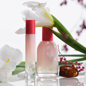 Flacon de Glossier You Eau de Parfum sur un fond neutre