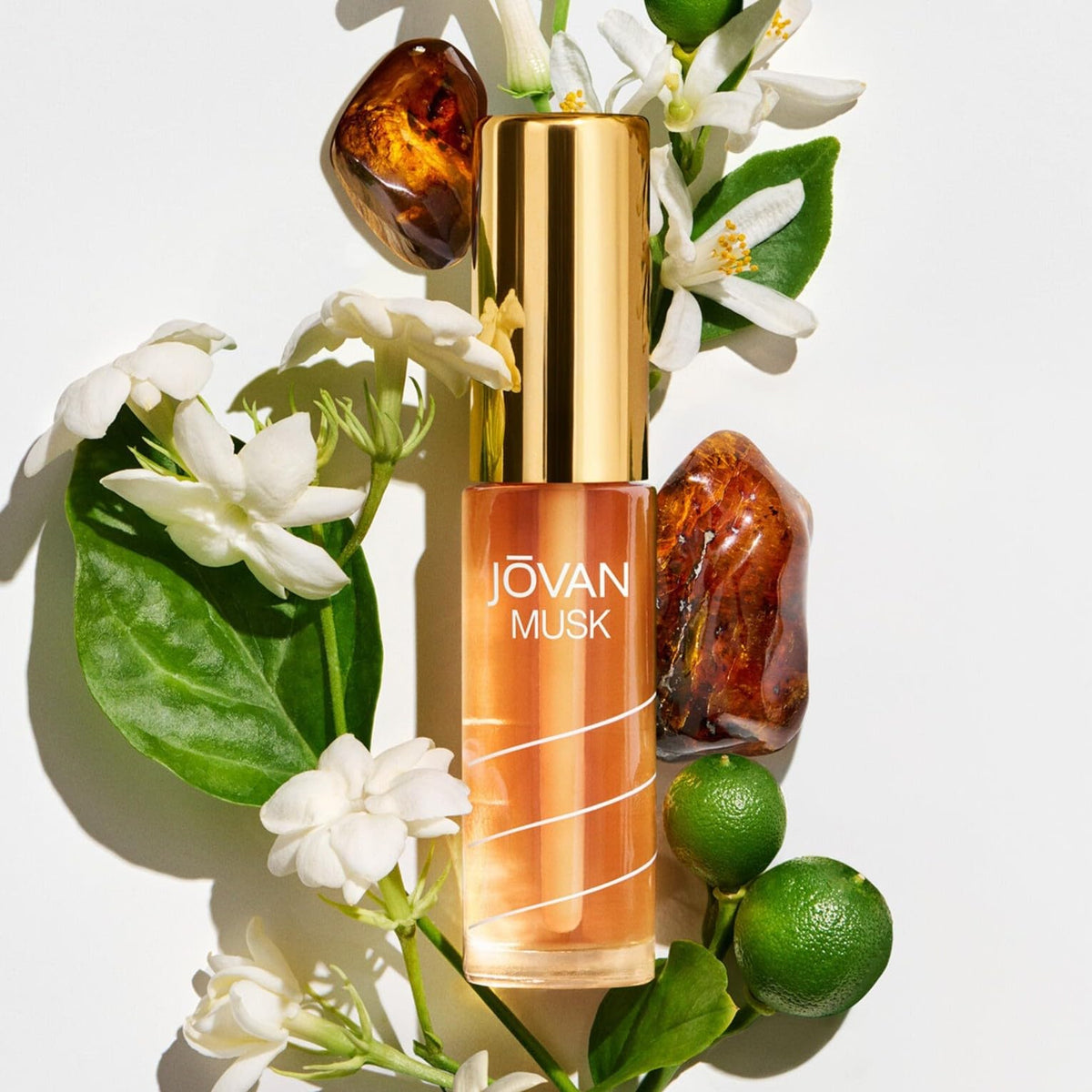 Flacon de Jovan Musk Eau de Parfum Femme 10ml avec des fleurs en arrière-plan