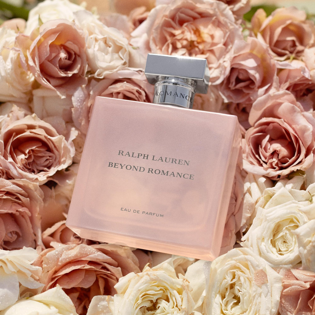 Flacon de l'Eau de Parfum Beyond Romance sur une surface élégante