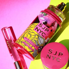 Flacon de l'Eau de Parfum NYC de Sarah Jessica Parker avec étiquette visible
