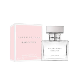 Flacon de l'Eau de Parfum Romance de Ralph Lauren à côté de pétales de rose