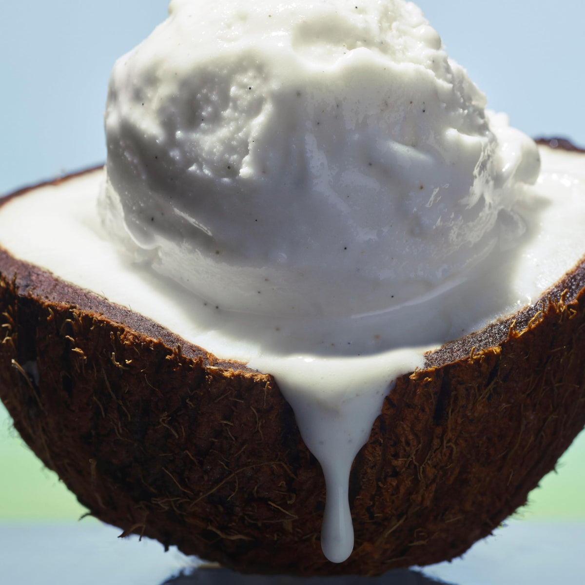 Flacon de Lait de Coco avec arrière-plan tropical