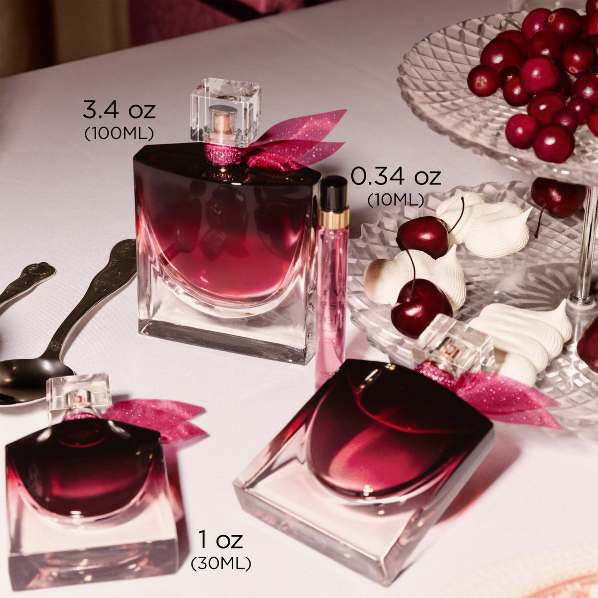 Flacon de Lancôme La Vie Est Belle Very Cherry Eau de Parfum sur fond neutre