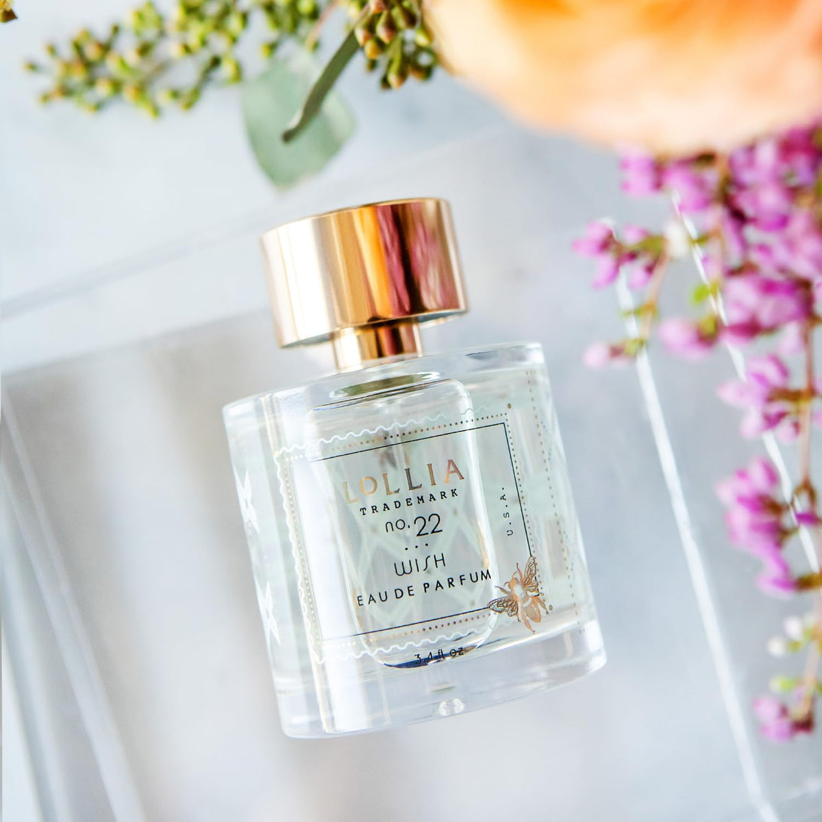 Flacon de LOLLIA Wish Eau de Parfum sur un fond élégant