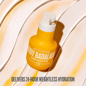 Flacon de Lotion Badalada Sol de Janeiro sur fond coloré