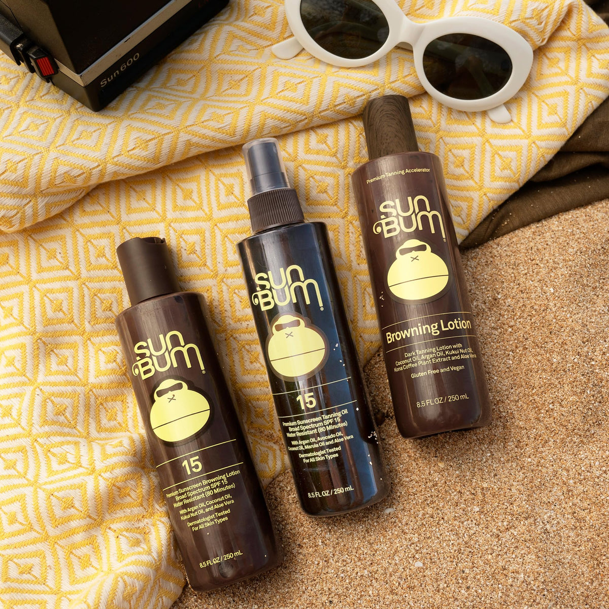 Flacon de lotion bronzante Sun Bum sur une serviette de plage
