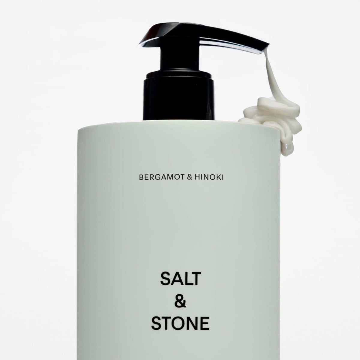 Flacon de lotion corps Salt & Stone avec bouchon ouvert