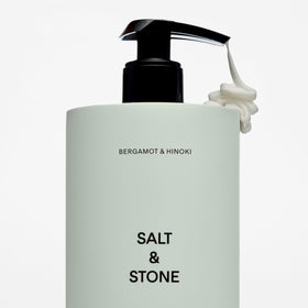 Flacon de lotion corps Salt & Stone avec bouchon ouvert