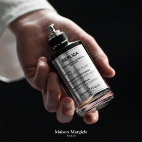 Flacon de Maison Margiela Soul of the Forest sur un fond naturel