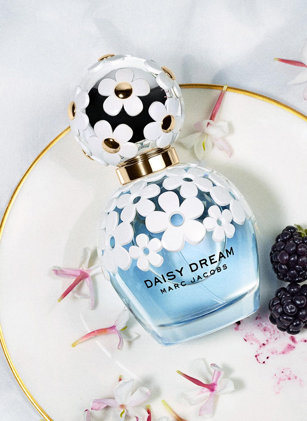 Flacon de Marc Jacobs Daisy Dream Eau de Toilette 3,3 fl oz près du bouquet de fleurs