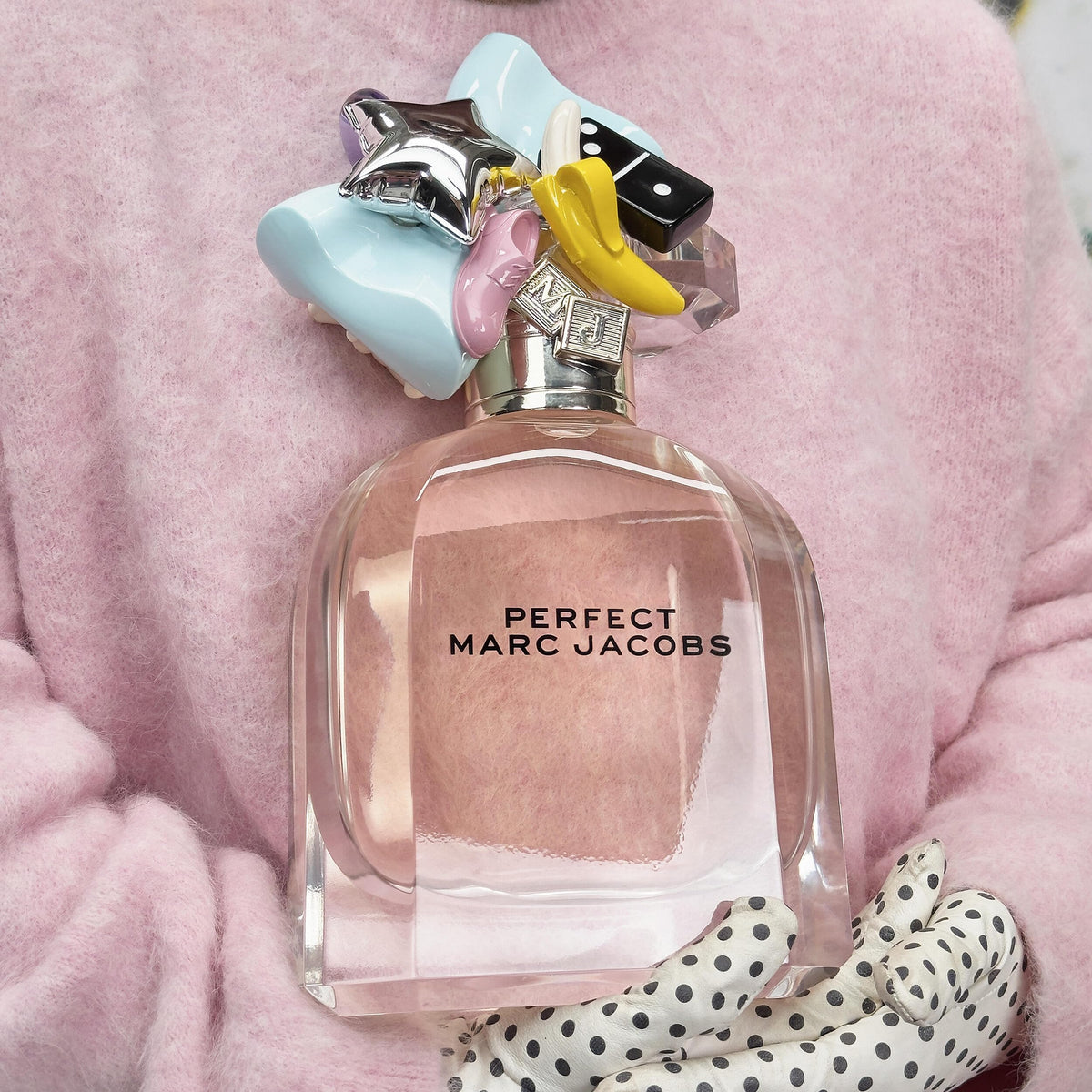 Flacon de Marc Jacobs Perfect Eau de Parfum avec fond floral