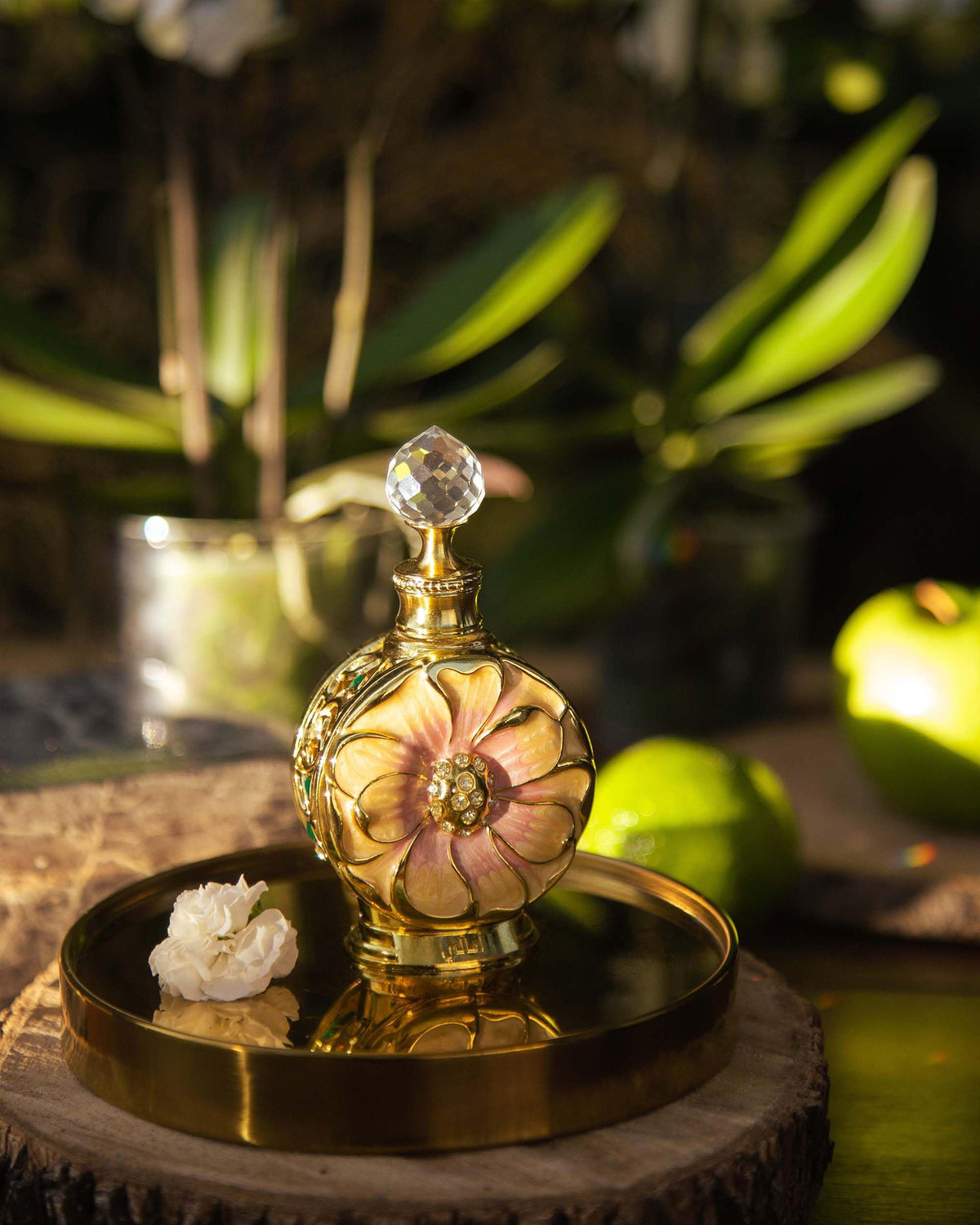 Flacon de parfum Amaali sur fond élégant