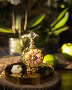 Flacon de parfum Amaali sur fond élégant