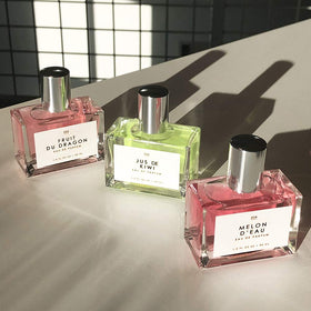Flacon de parfum avec gouttes de parfum
