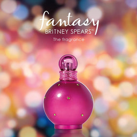 Flacon de parfum Britney Spears Fantasy posé sur un meuble