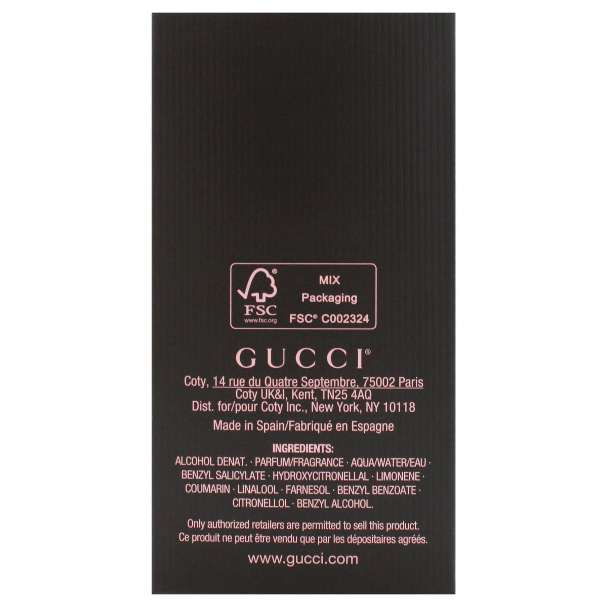 Flacon de parfum Gucci dans un environnement naturel