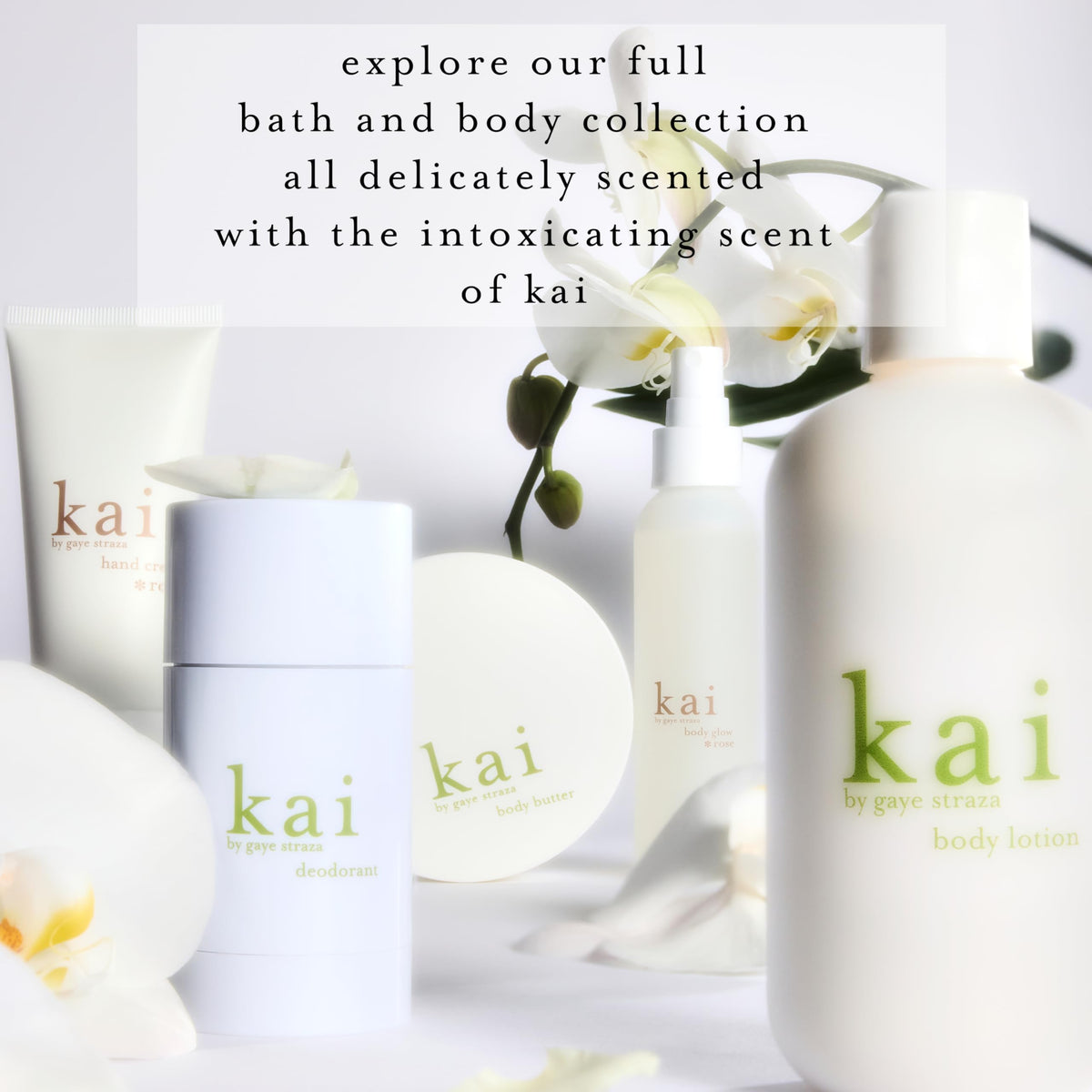 Flacon de parfum huile kai à la gardénia sur un fond de plage