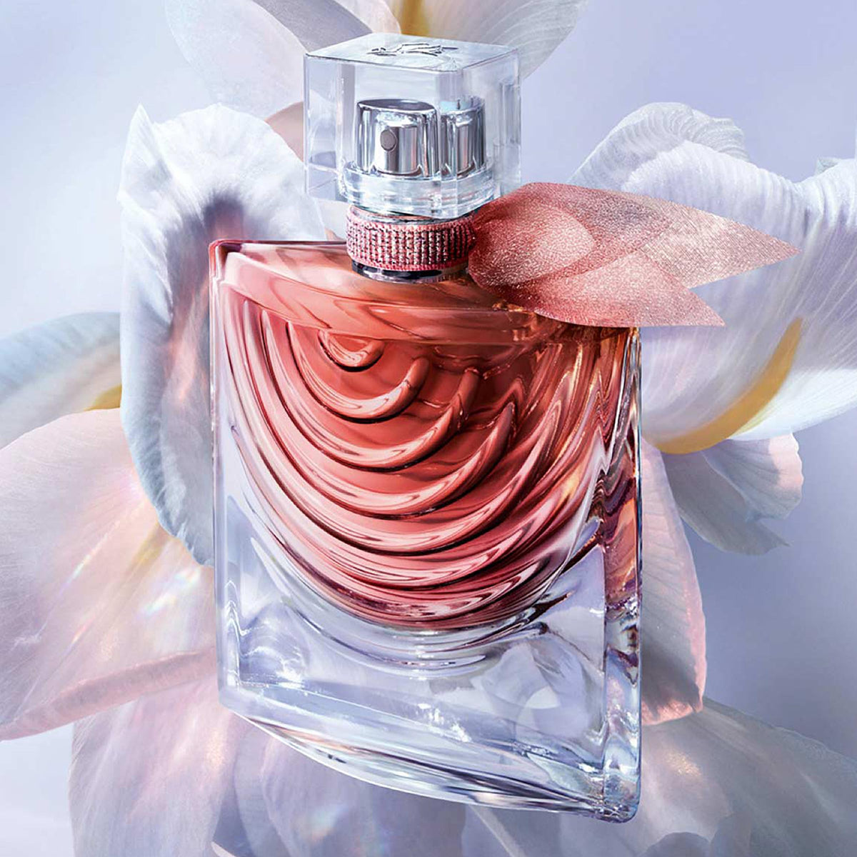Flacon de parfum Lancôme La Vie Est Belle Iris Absolu sur table
