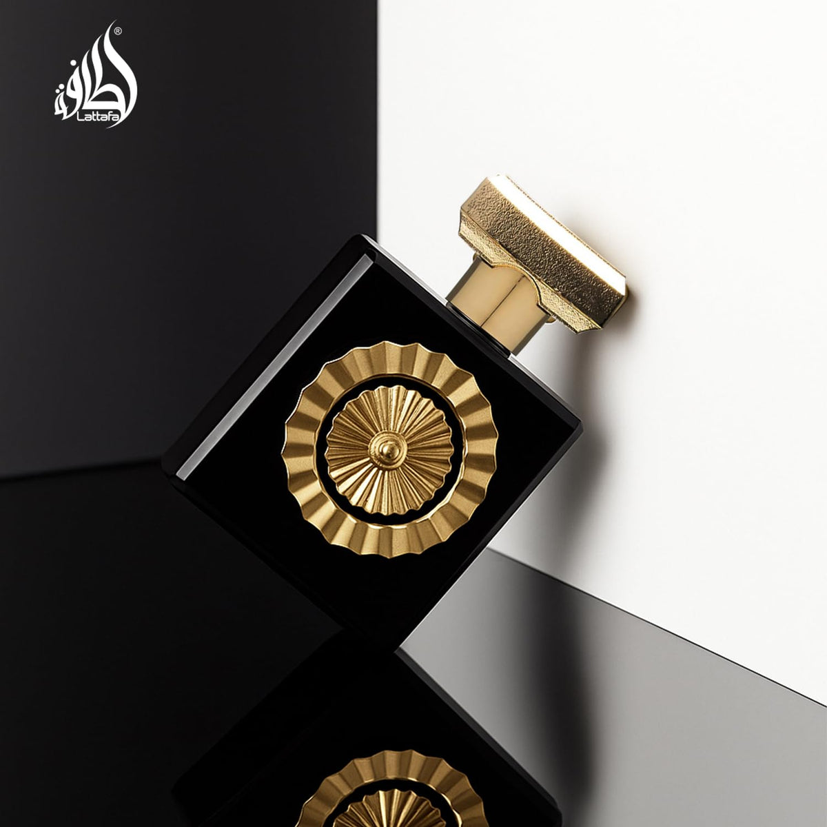 Flacon de parfum Lattafa Nebras avec des fleurs en arrière-plan