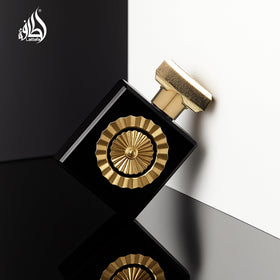 Flacon de parfum Lattafa Nebras avec des fleurs en arrière-plan