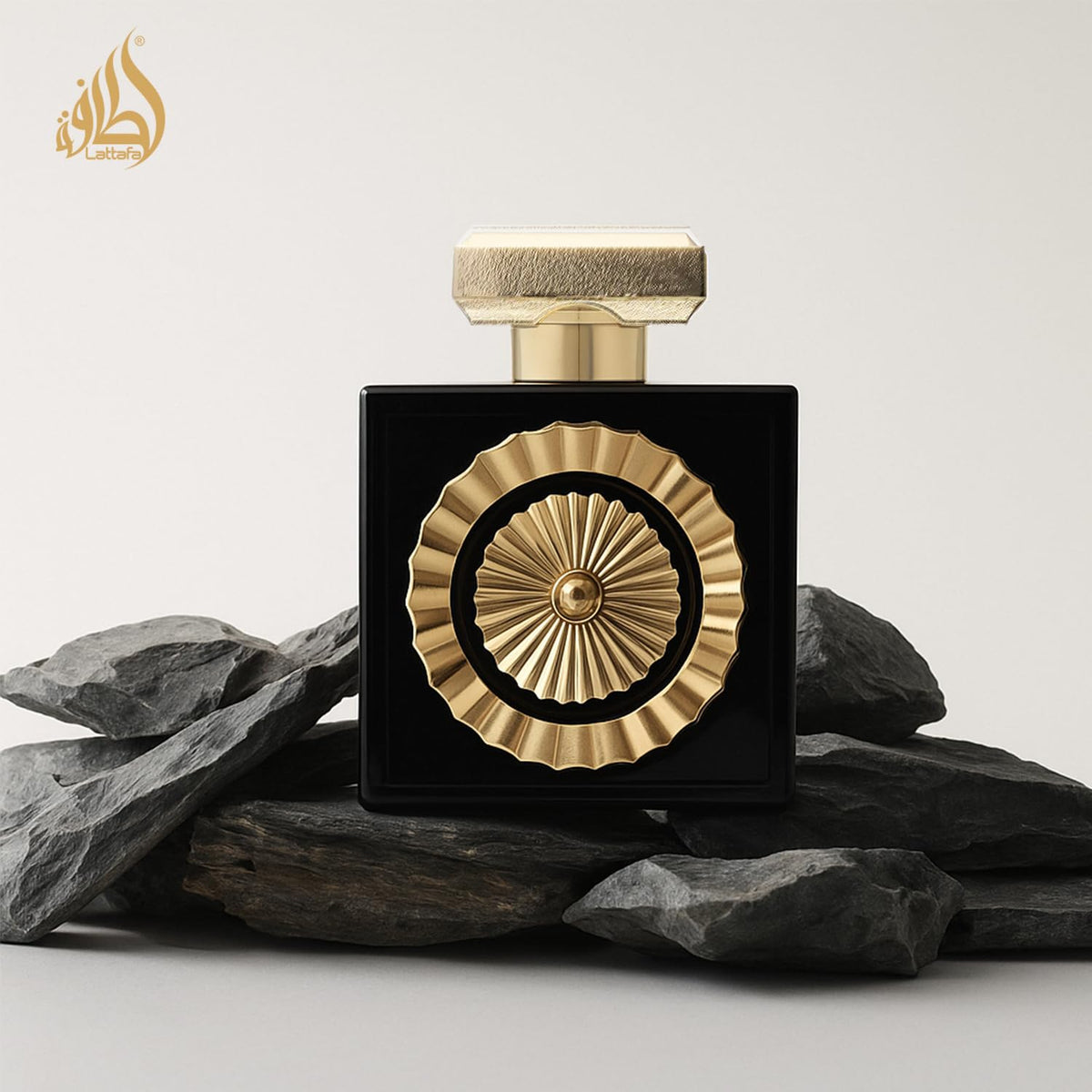 Flacon de parfum Lattafa Nebras sur une table en bois