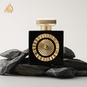 Flacon de parfum Lattafa Nebras sur une table en bois