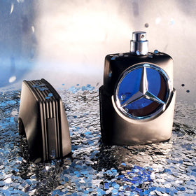 Flacon de parfum Mercedes Benz sur fond élégant