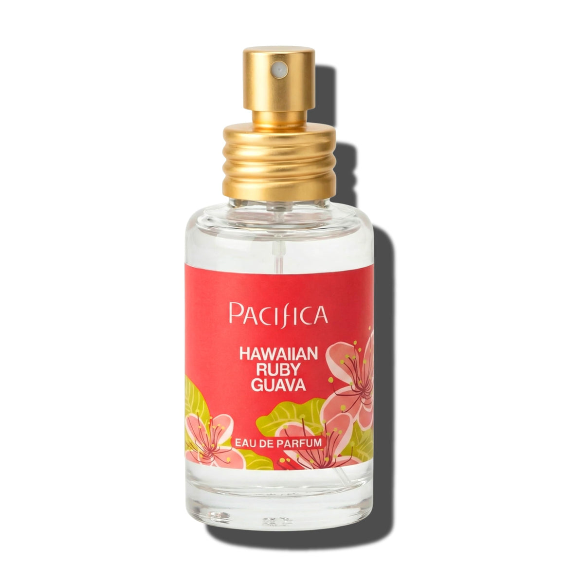 Flacon de parfum Pacifica Hawaiian Ruby Guava à côté de la plage