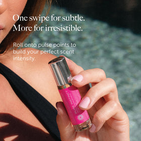 Flacon de parfum pheromone pour femme posé sur une surface en bois