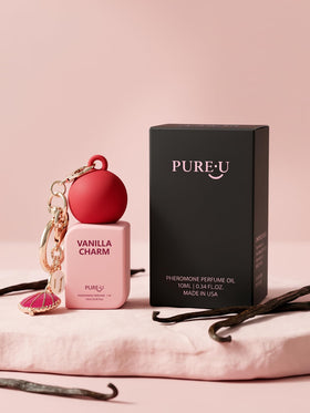Flacon de parfum PUREU sur une table avec d'autres produits de beauté