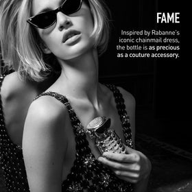 Flacon de parfum Rabanne Fame dans un cadre de nuit avec lumière