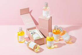 Flacon de parfum Vintage No. 111 avec des éléments naturels en arrière-plan