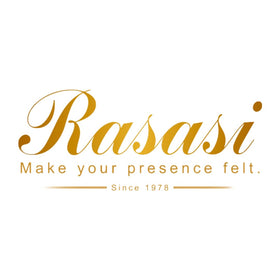 Flacon de RASASI Hawas Fire sur une table avec accessoires