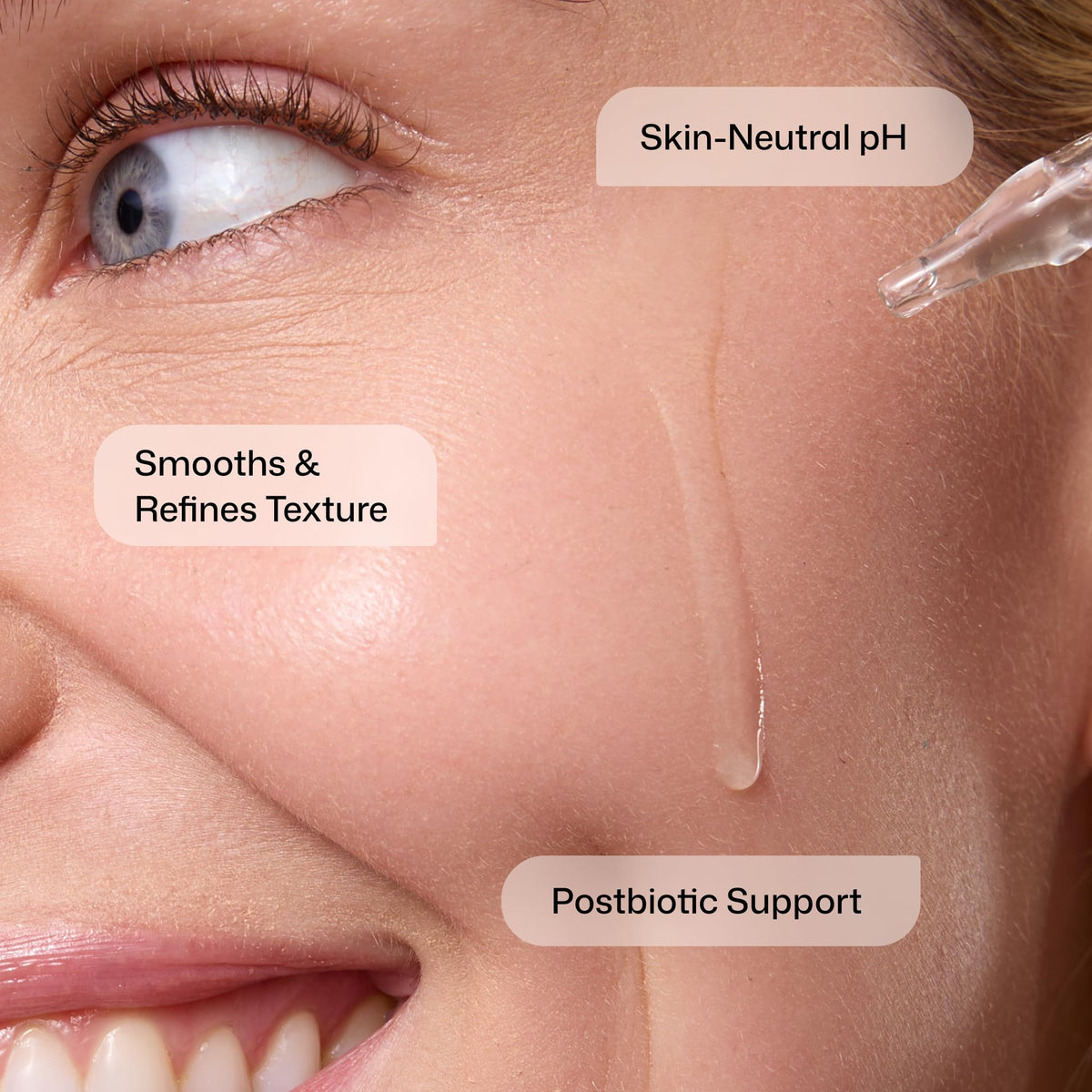 Flacon de Revision Skincare Radiance+ Sérum Exfoliant sur fond blanc