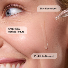 Flacon de Revision Skincare Radiance+ Sérum Exfoliant sur fond blanc