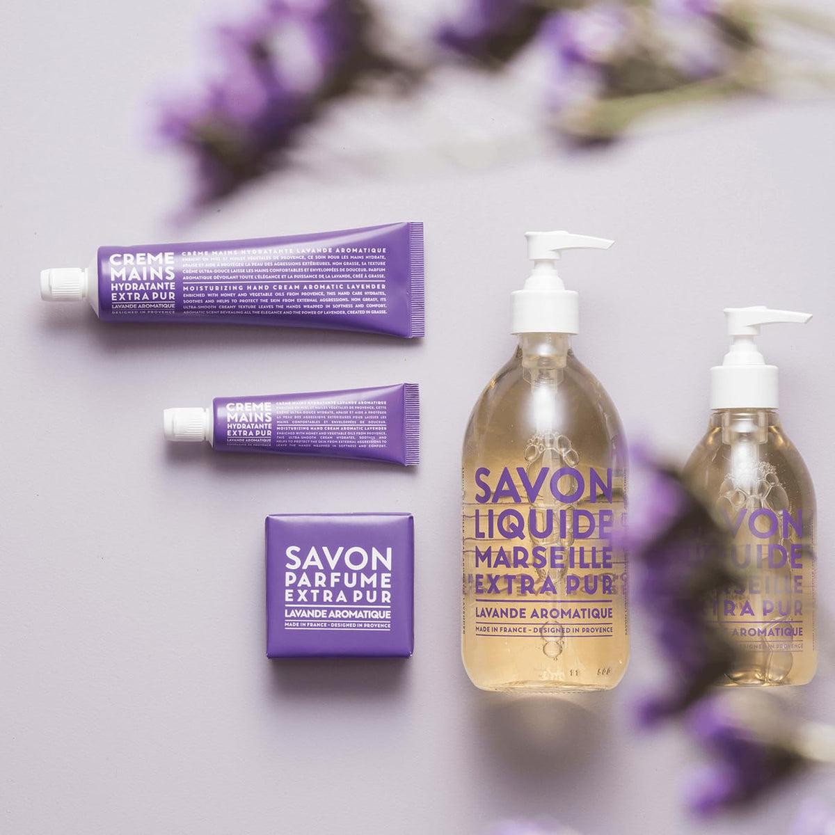 Flacon de savon liquide à la lavande sur un plan de travail