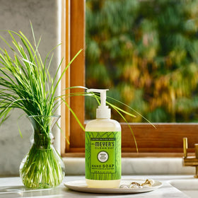 Flacon de savon liquide Mrs. MEYER'S sur un comptoir