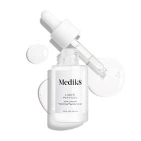 Flacon de sérum Medik8 Peptides dans les mains d'un utilisateur
