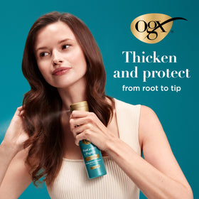 Flacon de sérum mist OGX ProGrowth sur une coiffeuse
