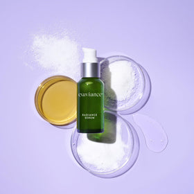 Flacon de sérum Radiance EXUVIANCE sur fond neutre