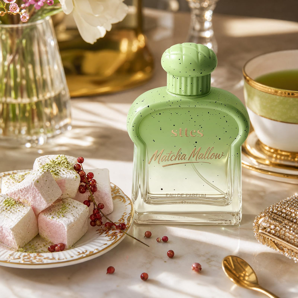 Flacon de Sttes Matcha Mallow sur une table de brunch