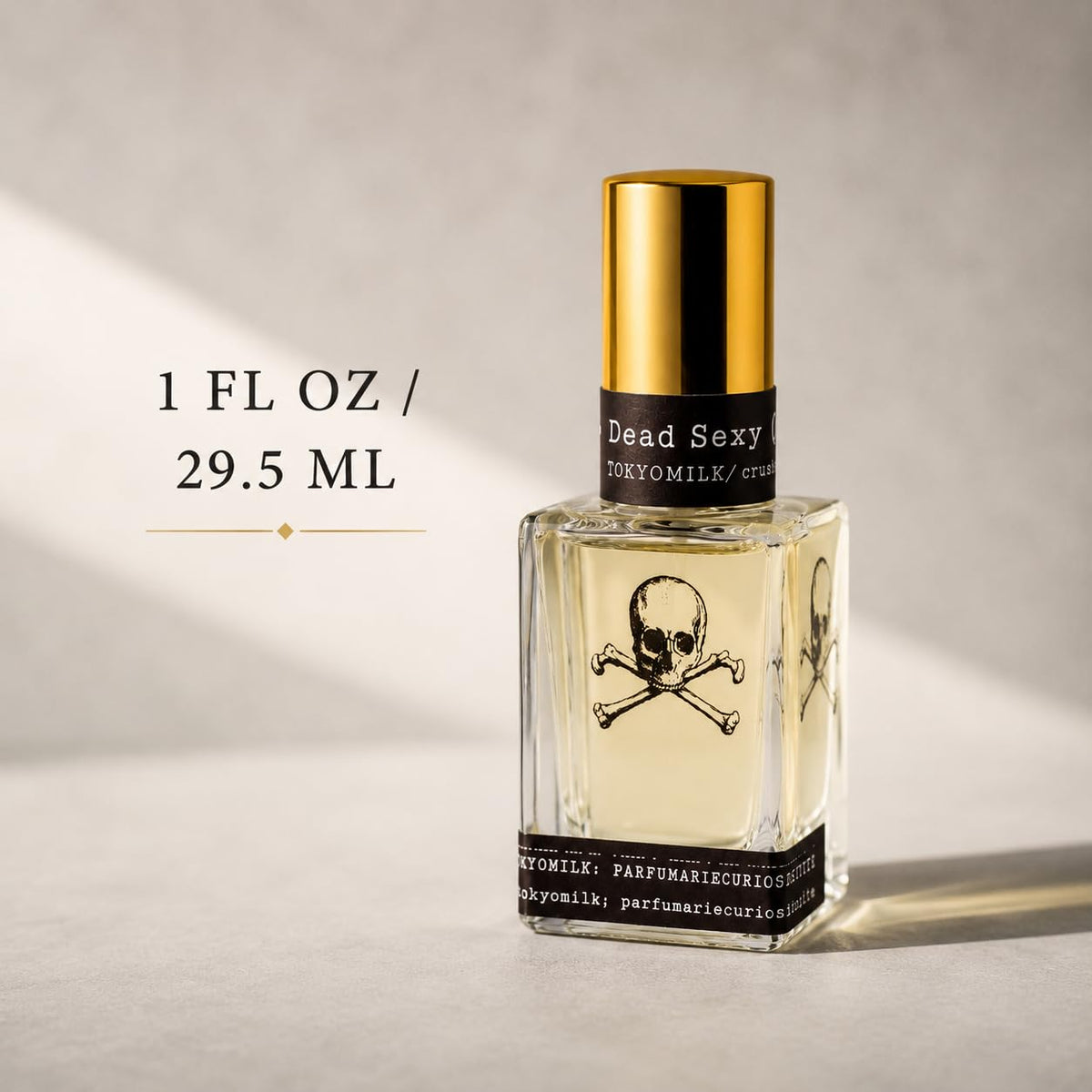 Flacon de TOKYOMILK Dead Sexy sur fond décoratif