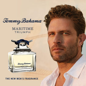 Flacon de Tommy Bahama Eau de Cologne Maritime Triumph 125 ml sur une table en bois