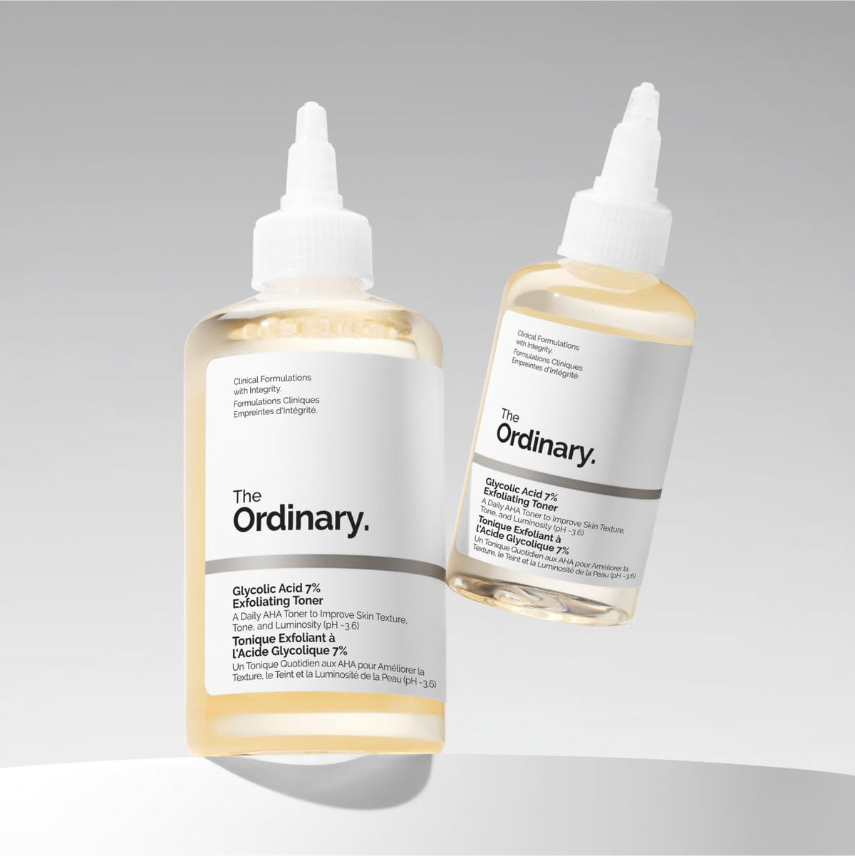 Flacon de tonique exfoliant ouvert montrant la texture du produit