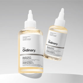 Flacon de tonique exfoliant ouvert montrant la texture du produit