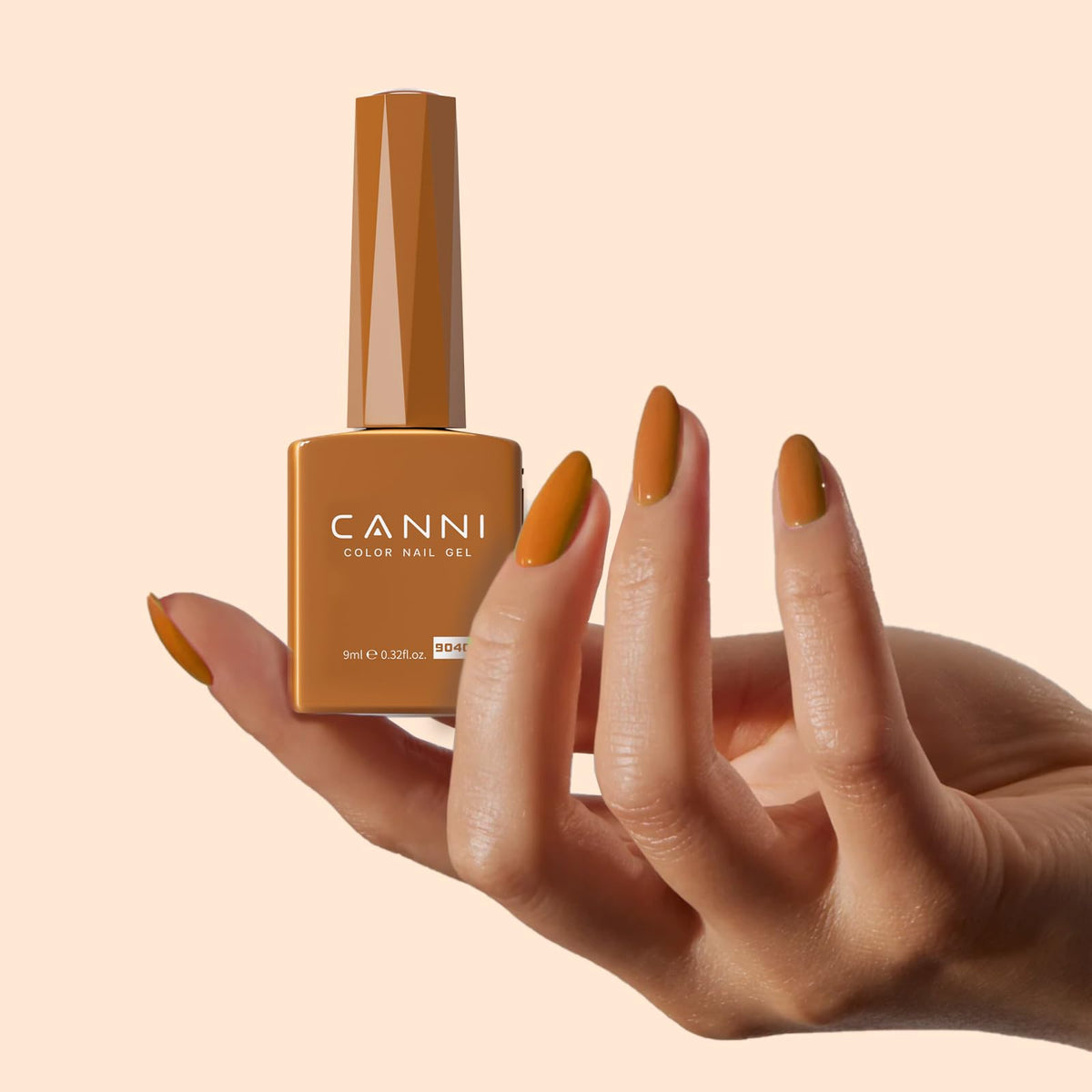 Flacon de vernis à ongles gel marron CANNI sur table