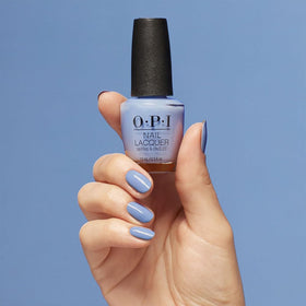 Flacon de vernis à ongles OPI bleu crème sur une table