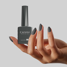 Flacon de vernis CANNI sur une table de manucure