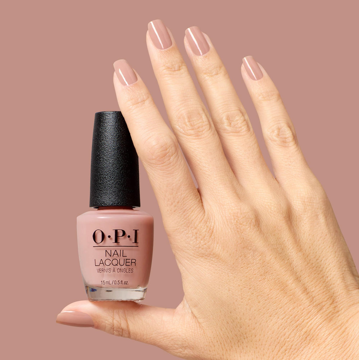 Flacon de vernis OPI France-y Seeing You Here sur une table