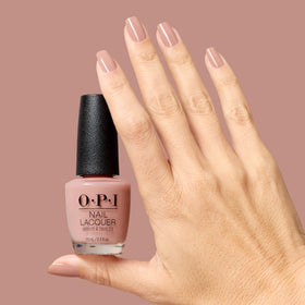 Flacon de vernis OPI France-y Seeing You Here sur une table